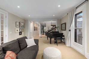 TV, offices - Historic Charm, Modern Luxury, Free Parking (Grand Rapids)