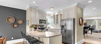 Maple Suite - Historic Charm, Modern Luxury, Free Parking