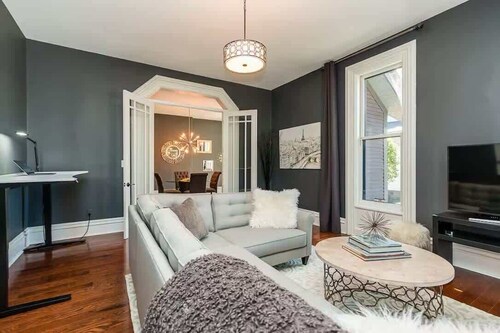 Barlow Suite - Downtown Historic Luxury Gem with Private Parking