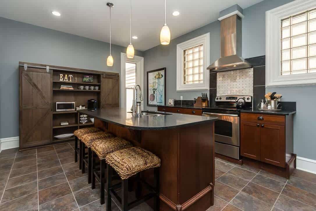 Kjøleskap, mikrobølgeovn, ovn og kokeplater