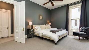 2 soverom, skrivebord, strykejern/-brett og reiseseng for barn