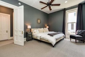 2 soverom, skrivebord, strykejern/-brett og reiseseng for barn