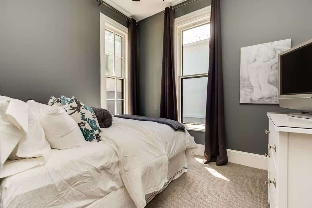 2 bedrooms, desk, iron/ironing board, travel crib