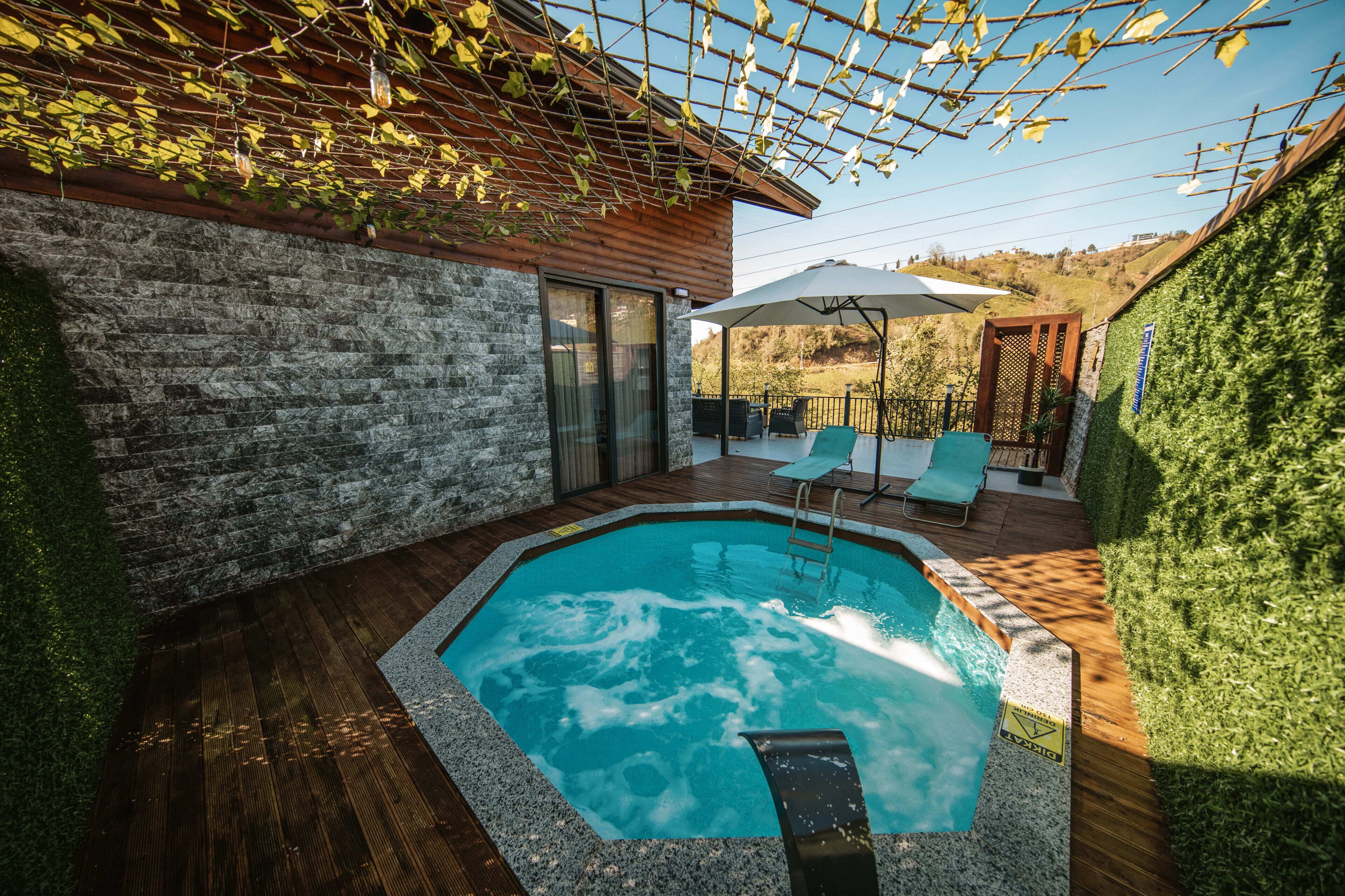 ลักซ์ชัวรี่วิลล่า, ระเบียง, วิวภูเขา | สระว่ายน้ำ