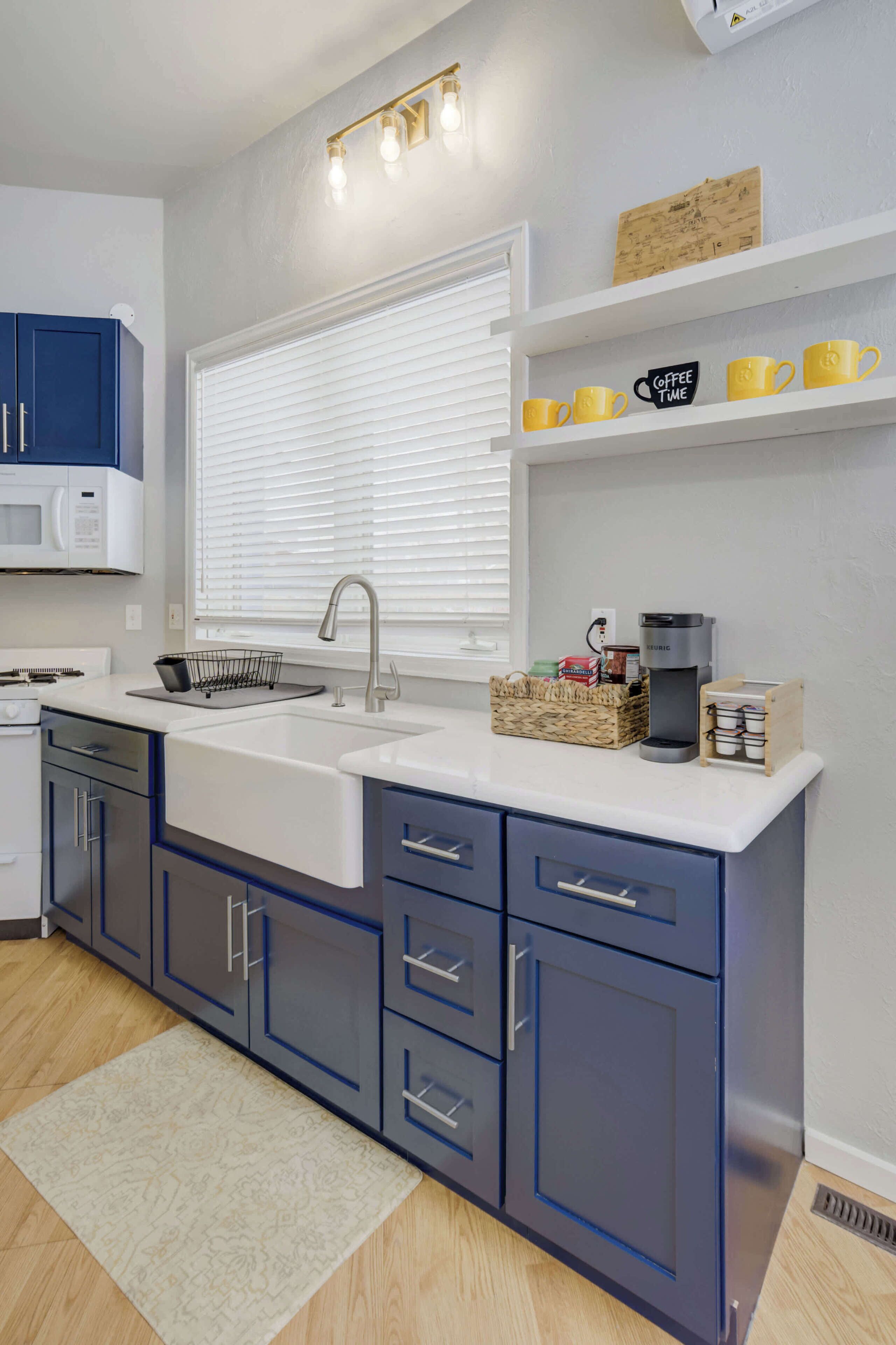 Geladeira, micro-ondas, fogão, cooktop