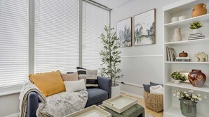 Un salon moderne avec un canapé, une table basse et une bibliothèque.