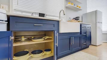 Cafetera/tetera, refrigerador, microondas, horno