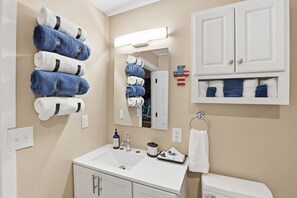 Douche, sèche-cheveux, serviettes fournies, savon