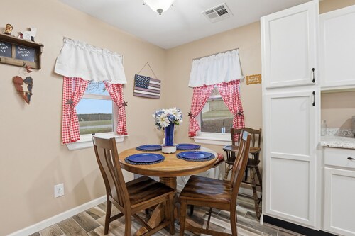 Private cabin on acres, mins to OSU, Tumbleweeds, Lake McMurty & pets welcome.