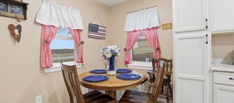 Private cabin on acres, mins to OSU, Tumbleweeds, Lake McMurty & pets welcome.