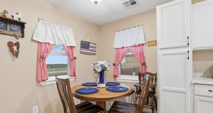 Private cabin on acres, mins to OSU, Tumbleweeds, Lake McMurty & pets welcome.