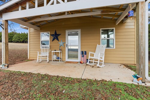 Private cabin on acres, mins to OSU, Tumbleweeds, Lake McMurty & pets welcome.