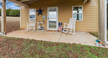 Private cabin on acres, mins to OSU, Tumbleweeds, Lake McMurty & pets welcome.