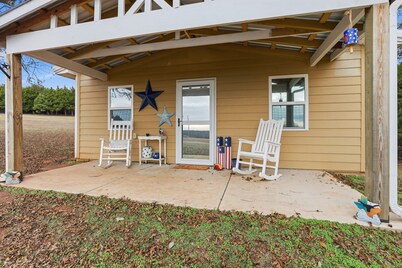 Private cabin on acres, mins to OSU, Tumbleweeds, Lake McMurty & pets welcome.