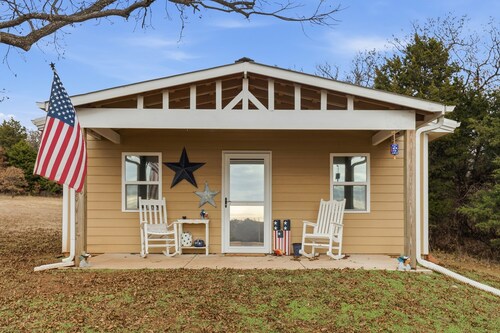 Private cabin on acres, mins to OSU, Tumbleweeds, Lake McMurty & pets welcome.