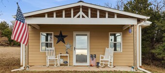 Private cabin on acres, mins to OSU, Tumbleweeds, Lake McMurty & pets welcome.