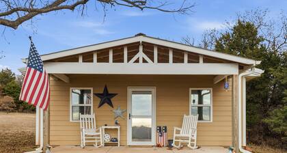 Private cabin on acres, mins to OSU, Tumbleweeds, Lake McMurty & pets welcome.