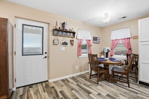 Dining - Private cabin on acres, mins to OSU, Tumbleweeds, Lake McMurty & pets welcome. (Stillwater)