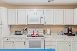 Private kitchen - Private cabin on acres, mins to OSU, Tumbleweeds, Lake McMurty & pets welcome. (Stillwater)