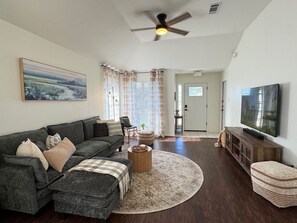 TV, computer monitors - Modern Oasis Home near A&M with EV Charger (College Station)
