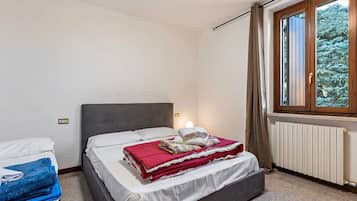 1 habitación, tabla de planchar con plancha, wifi y ropa de cama