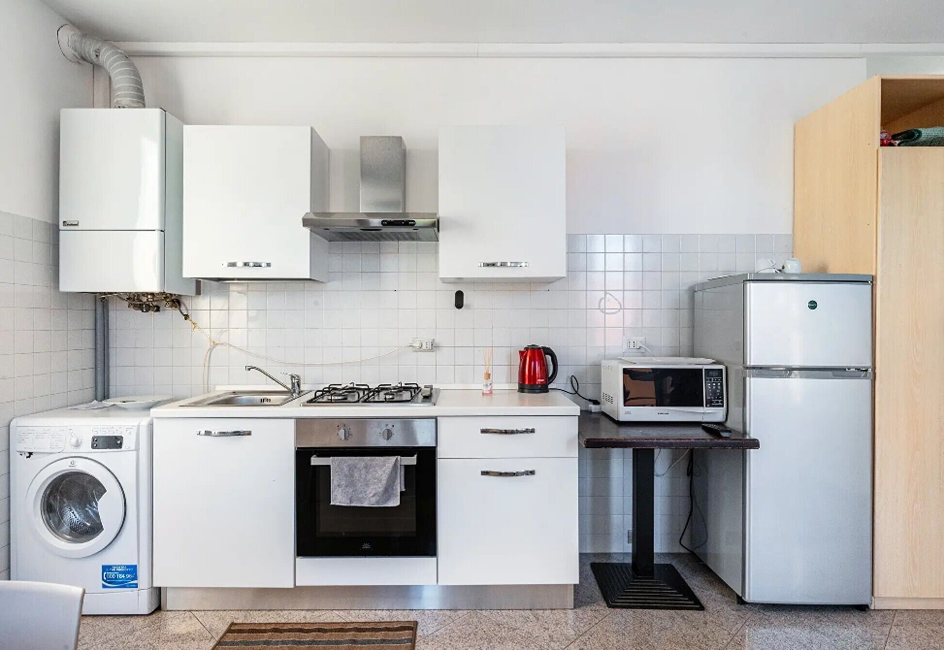 Geladeira, micro-ondas, fogão, cooktop