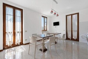 Dining - Room 'Camera Tripla' with Shared Terrace, Wi-Fi and Air Conditioning (San Zeno)