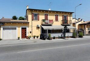 Exterior - Room 'Camera Tripla' with Shared Terrace, Wi-Fi and Air Conditioning (San Zeno)