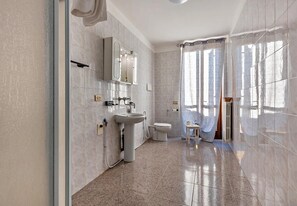 Shower, hair dryer, towels - Room 'Camera Tripla' with Shared Terrace, Wi-Fi and Air Conditioning (San Zeno)