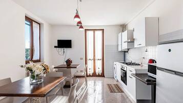 Frigorifero, microonde, forno, piano cottura