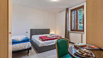 1 habitación, tabla de planchar con plancha, wifi y ropa de cama