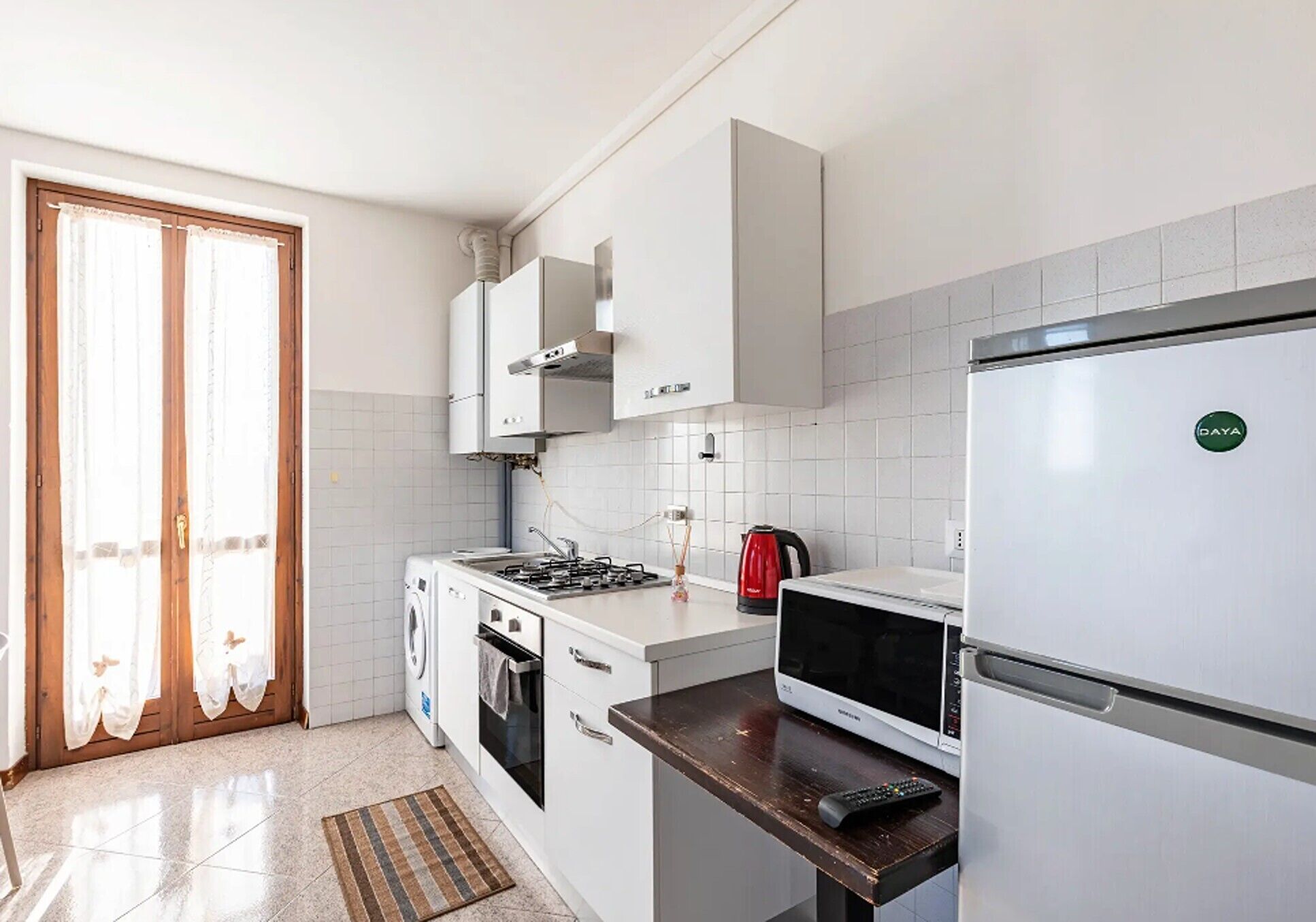 Een koelkast, een magnetron, een oven, een kookplaat