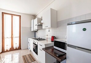 Een koelkast, een magnetron, een oven, een kookplaat