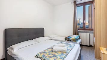 1 habitación, tabla de planchar con plancha, wifi y ropa de cama