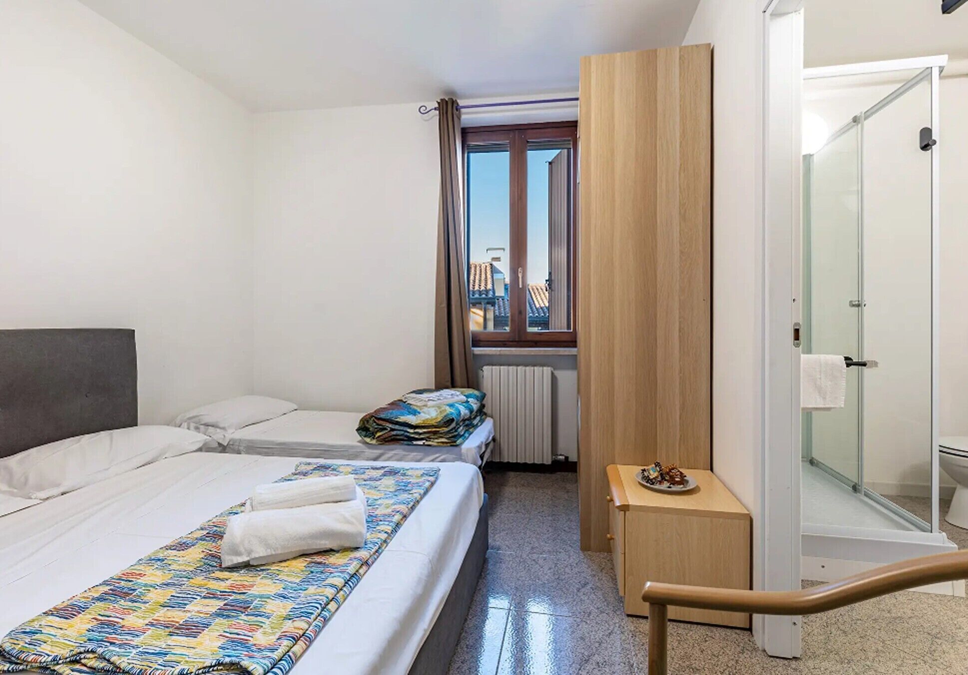 1 habitación, tabla de planchar con plancha, wifi y ropa de cama 