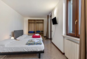 1 habitación, tabla de planchar con plancha, wifi y ropa de cama 