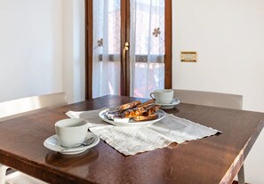 Dining - Room 'Camera Tripla Con Balcone' with Shared Terrace, Wi-Fi and Air Conditioning (San Zeno)