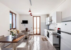 Fridge, microwave, oven, stovetop - Room 'Camera Tripla Con Balcone' with Shared Terrace, Wi-Fi and Air Conditioning (San Zeno)