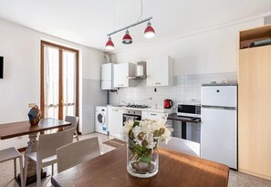 Fridge, microwave, oven, stovetop - Room 'Camera Tripla Con Balcone' with Shared Terrace, Wi-Fi and Air Conditioning (San Zeno)
