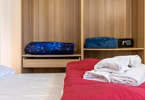 1 bedroom, iron/ironing board, WiFi, bed sheets - Room 'Camera Tripla Con Balcone' with Shared Terrace, Wi-Fi and Air Conditioning (San Zeno)