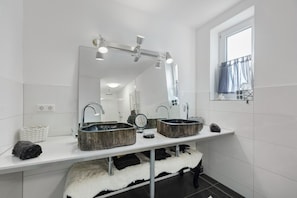 Suihku, hiustenkuivaaja, pyyhkeet