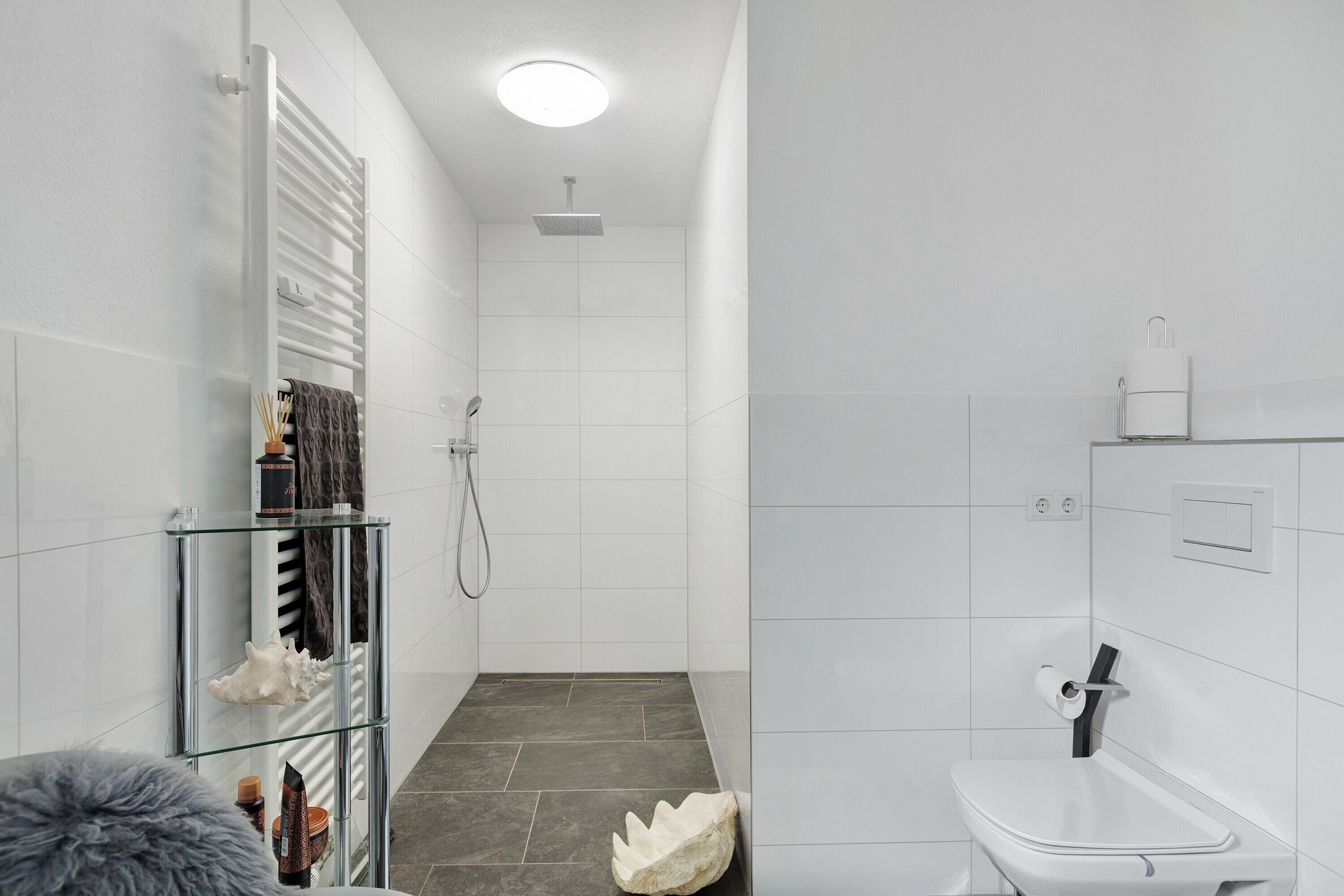 Een douche, een haardroger, handdoeken