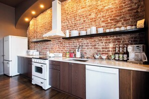 Private kitchen - The Lou Belle Suite: 8 beds/4 baths (Louisville)