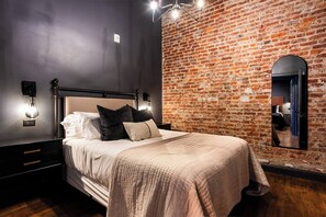 Room - The Lou Belle Suite: 8 beds/4 baths (Louisville)