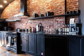 Private kitchen - The Lou Belle Suite: 8 beds/4 baths (Louisville)