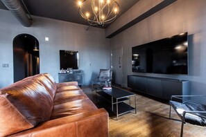 Living area - The Lou Belle Suite: 8 beds/4 baths (Louisville)