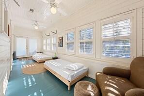 4 habitaciones, tabla de planchar con plancha, cuna de viaje y wifi 