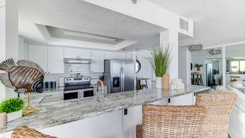 Kjøleskap, mikrobølgeovn, ovn og kokeplater