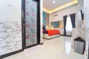 Deluxe Room | Desk, free WiFi, bed sheets - Hotel Tiara by ARBA (Weleri)