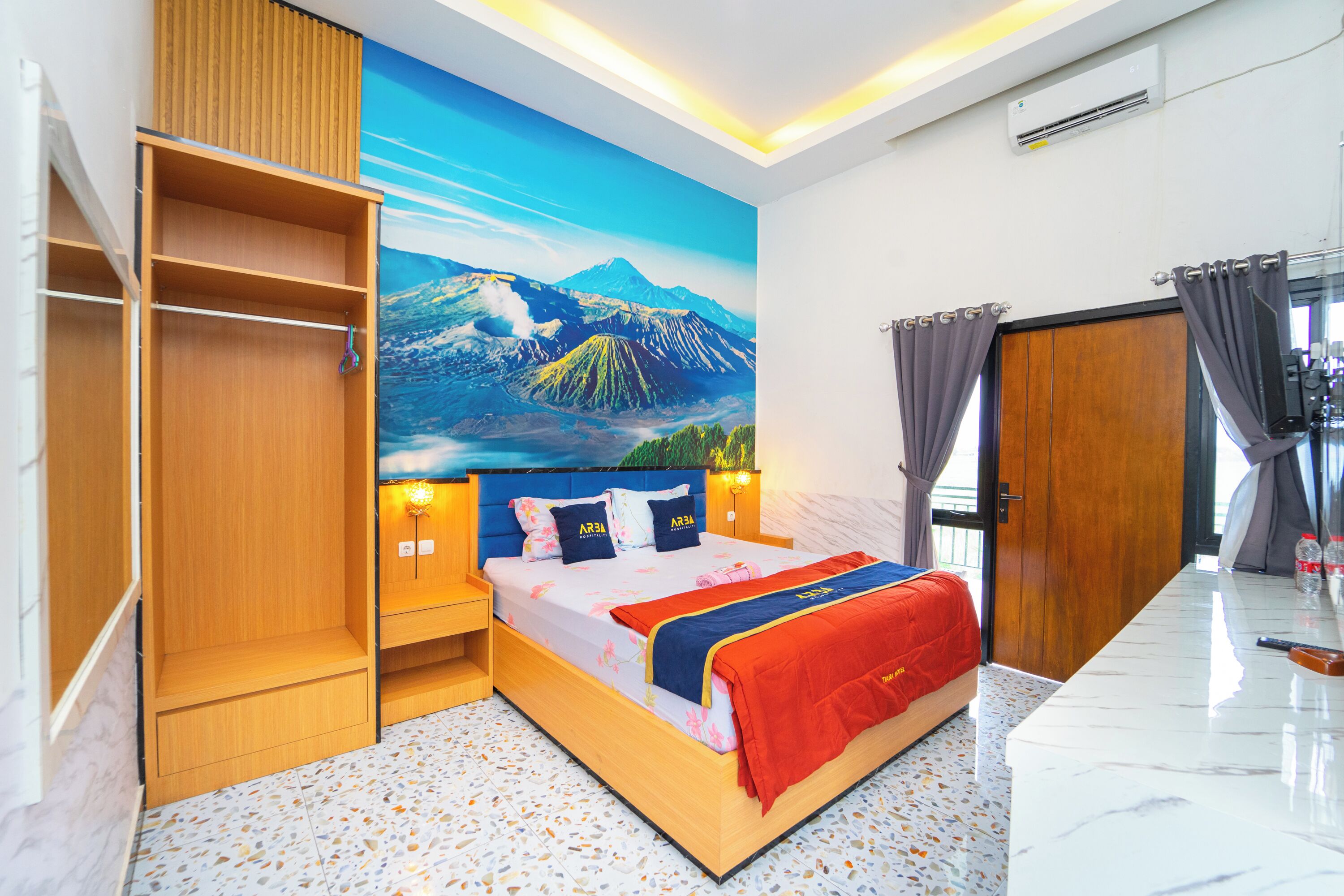 Luksus-dobbeltrom, utsikt mot høyde | Skrivebord, wi-fi (inkludert) og sengetøy